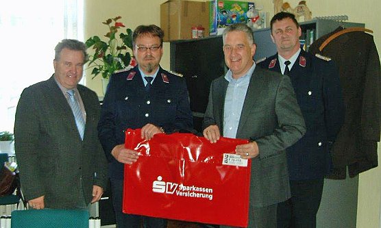 &Uuml;bergabe eines mobilen Rauchschutzes (Foto: Stadt Ebeleben)