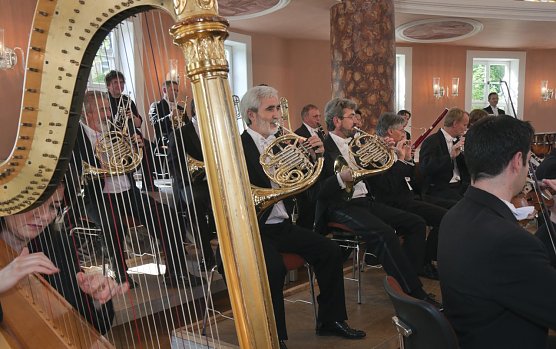 Das Loh Orchester er&ouml;ffnet die Saison der Schlosskonzerte (Foto: Tillmann Graner)