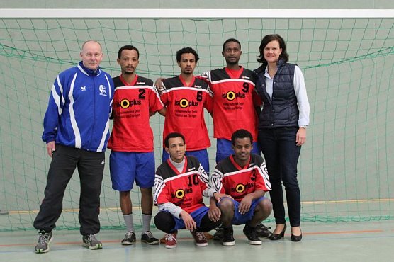 Freundschaftsspiel mit Asylbewerbern (Foto: Karl-Heinz Herrmann)