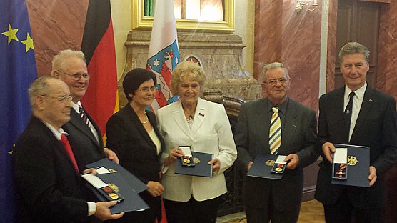 Verdienstmedaille des Verdienstordens für Waltraud Maletschek (Foto: Privat) Verdienstmedaille des Verdienstordens für Waltraud Maletschek (Foto: Privat)