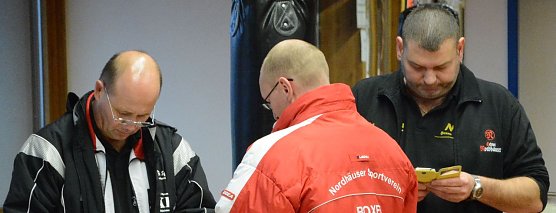 Konzentrierte Beratung von Trainer und Betreuerteam (Foto: Sandra Arm)