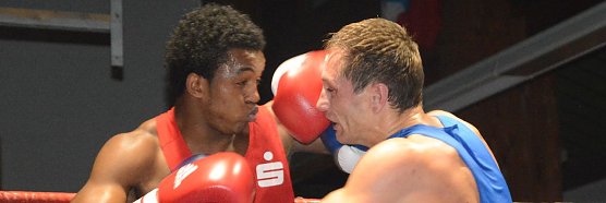 Kampf im Weltergewicht zwischen Ibrahima Diallo (rotes Dress) gegen Klemens Ruder (Straubing), der unentschieden endete.  (Foto: Sandra Arm)