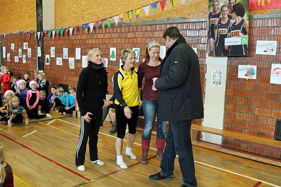 Staffelstab übergeben (Foto: Karl-Heinz Herrmann) Staffelstab übergeben (Foto: Karl-Heinz Herrmann)