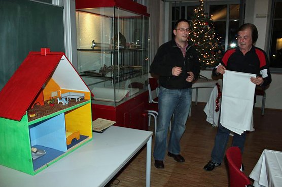 Feuerhaus &uuml;bergeben (Foto: Karl-Heinz Herrmann)