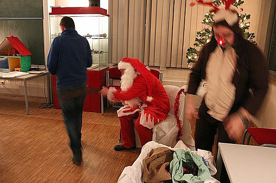 Weihnachtsmann kam mit Rentier (Foto: Karl-Heinz Herrmann)