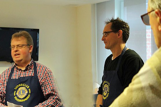 Weihnachtstafel bei der Bundeswehr (Foto: Karl-Heinz Herrmann)