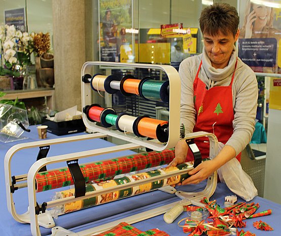 Wieder Einpackservice in SDH (Foto: Karl-Heinz Herrmann)