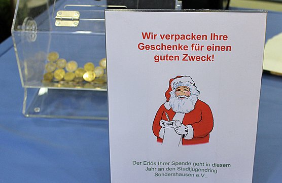 Wieder Einpackservice in SDH (Foto: Karl-Heinz Herrmann)