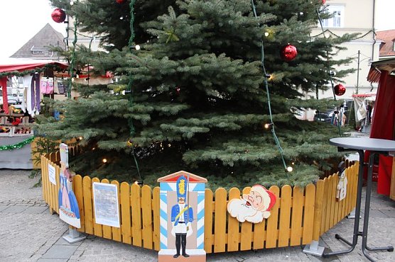 Weihnachtsbaumkugeln zerstört (Foto: Karl-Heinz Herrmann) Weihnachtsbaumkugeln zerstört (Foto: Karl-Heinz Herrmann)