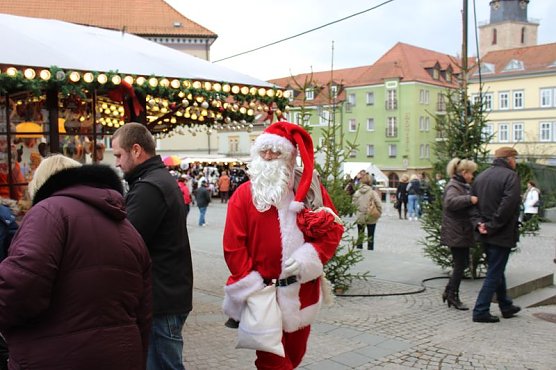Trotz Wetterkapriolen wieder schöner Weihnachtsmarkt (Foto: Karl-Heinz Herrmann) Trotz Wetterkapriolen wieder schöner Weihnachtsmarkt (Foto: Karl-Heinz Herrmann)