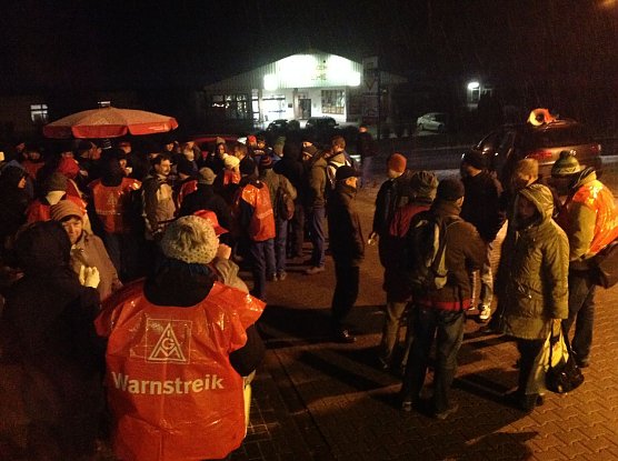 Warnsteik bei Sumito (Foto: IG Metall) Warnsteik bei Sumito (Foto: IG Metall)