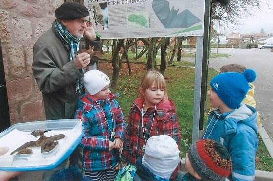 Auf den Spuren der Fledermaus (Foto: Kindervilla Bad Frankenhausen) Auf den Spuren der Fledermaus (Foto: Kindervilla Bad Frankenhausen)