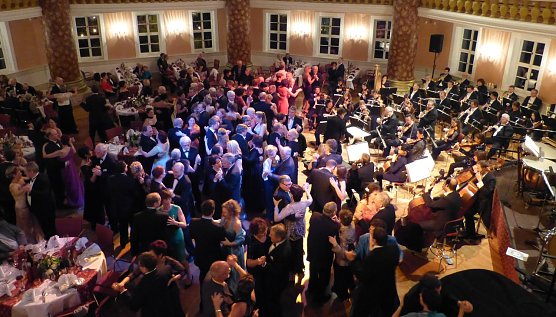 Tanzen zur Musik des Loh-Orchesters (Foto: Birgit Susemihl)