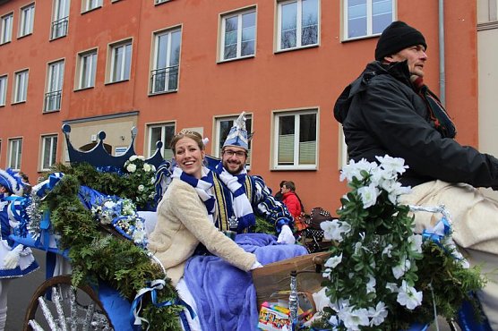 N&auml;rrinnen und Narren zogen durch Sondershausen (1) (Foto: Karl-Heinz Herrmann)