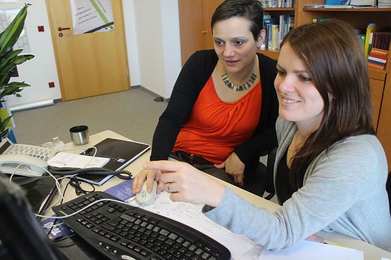 Stephanie Kespohl (rechts im Bild), Claudia Reich und ihre Kollegen kennen sich im Dschungel der europ&auml;ischen F&ouml;rderrichtlinien bestens aus (Foto: Angelo Glashagel)