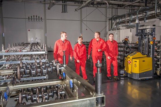 Auszubildende bei Feuer PowerTrain (Foto: FEUER powertrain GmbH & Co. KG)