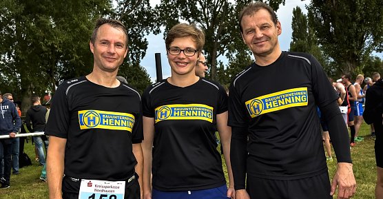 Gl&uuml;ckliche Gesichter nach einer erfolgreichen Teilnahme am Scheunenhof. Eine im Sprintwettbewerb 2015 gestartete Staffel im Ziel. (Foto: Anton Lehmkuhl)