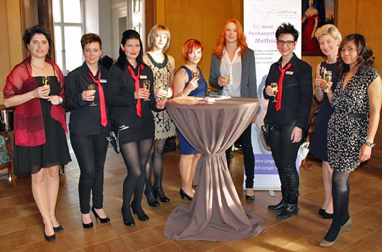 Frauen feierten in der "Hofküche" (Foto: Karl-Heinz Herrmann) Frauen feierten in der "Hofküche" (Foto: Karl-Heinz Herrmann)