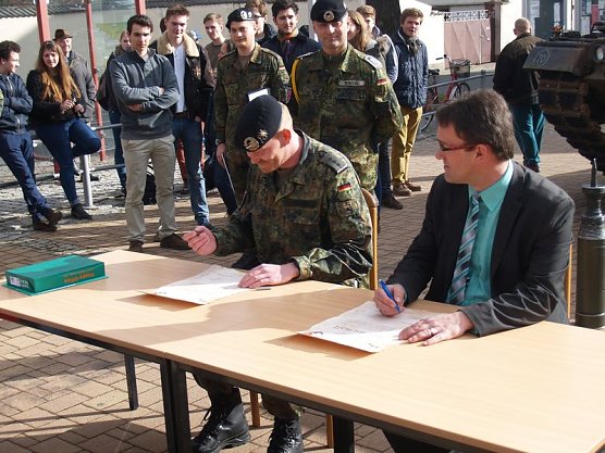 Patenschaft besiegelt (Foto: Bundeswehr)