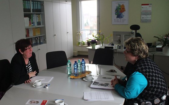 Arbeitstreffen in der Agentur: Die operative Gesch&auml;ftsf&uuml;hrerin der Nordh&auml;user Agentur f&uuml;r Arbeit, Gabriela Helbing (rechts), sprach mit der Landtagsabgeordneten Dagma Becker (SPD) &uuml;ber den Arbeits- und Ausbildungsmarkt  (Foto: Angelo Glashagel)