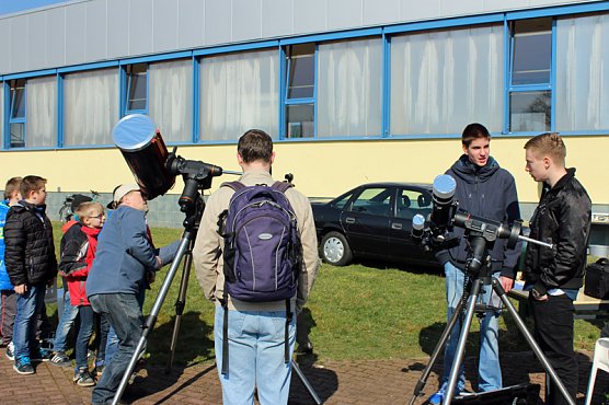 Ansturm an den Fernrohren (Foto: Karl-Heinz Herrmann) Ansturm an den Fernrohren (Foto: Karl-Heinz Herrmann)