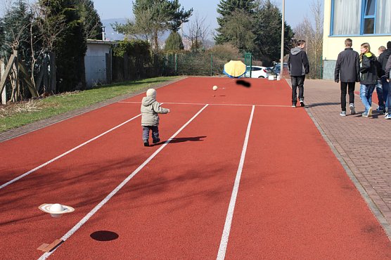 Ansturm an den Fernrohren (Foto: Karl-Heinz Herrmann) Ansturm an den Fernrohren (Foto: Karl-Heinz Herrmann)