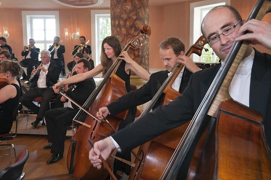 der Solobassist des Loh-Orchesters im After-Work-Konzert am 24. M&auml;rz im Theater Nordhausen (Foto: Iris K&uuml;hmstedt)