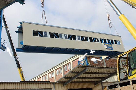 Neue Seilfahrtsbrücke wird montiert (Foto: Karl-Heinz Herrmann) Neue Seilfahrtsbrücke wird montiert (Foto: Karl-Heinz Herrmann)