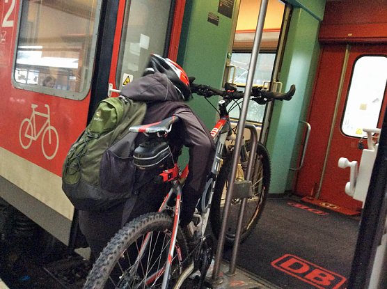 Fahrradmitnahme in Bus und Bahn (Foto: ADFC/ H. Beutel) Fahrradmitnahme in Bus und Bahn (Foto: ADFC/ H. Beutel)