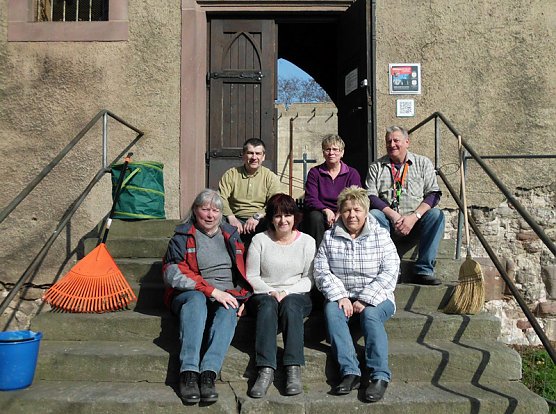 Fr&uuml;hjahrsputz am Schiefen Turm (Foto: F&ouml;rderverein Bad Frankenhausen)