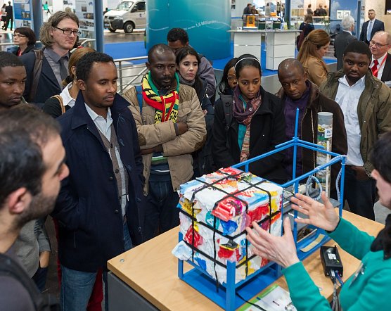 Petra Hauschild in Diskussion mit Messe-Besucher (Foto: Hochschule Nordhausen)