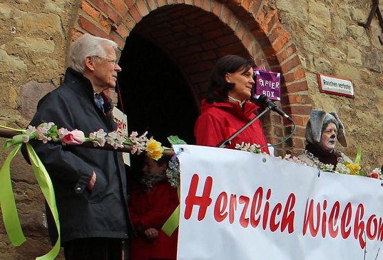 Ansturm zum Jubiläumsmarkt in Braunsroda (Foto: Karl-Heinz Herrmann) Ansturm zum Jubiläumsmarkt in Braunsroda (Foto: Karl-Heinz Herrmann)