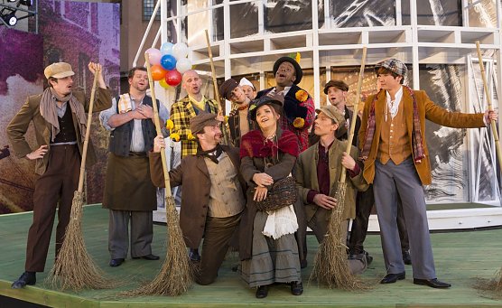 Katharina Boschmann (Eliza Doolittle), Ensemble (Foto: Tilmann Graner)