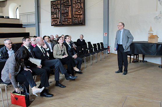 Beeindruckt vom B&uuml;rgerzentrum (Foto: Karl-Heinz Herrmann)