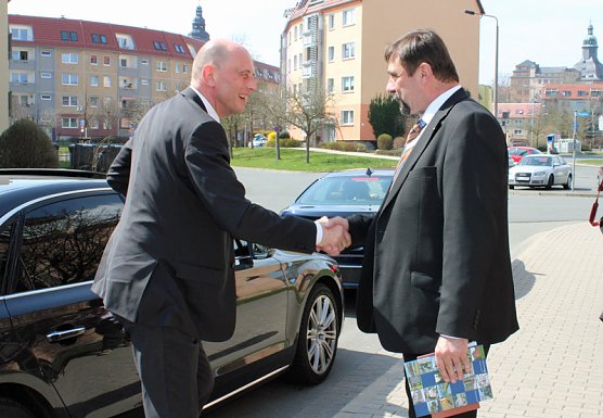 Beeindruckt vom B&uuml;rgerzentrum (Foto: Karl-Heinz Herrmann)