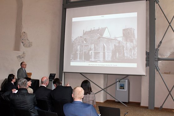 Beeindruckt vom B&uuml;rgerzentrum (Foto: Karl-Heinz Herrmann)