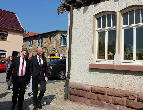 Tiefensee informiert sich &uuml;ber Geolift (Foto: Karl-Heinz Herrmann)