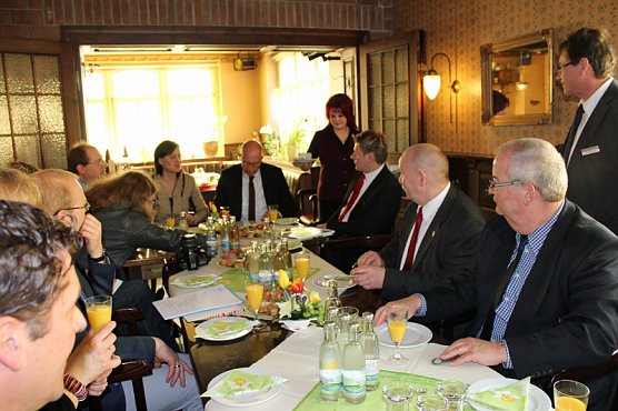 Tiefensee informiert sich &uuml;ber Geolift (Foto: Karl-Heinz Herrmann)