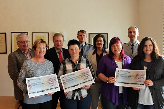 Spendengelder &uuml;bergeben (Foto: Karl-Heinz Herrmann)