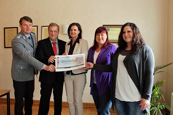 Spendengelder &uuml;bergeben (Foto: Karl-Heinz Herrmann)