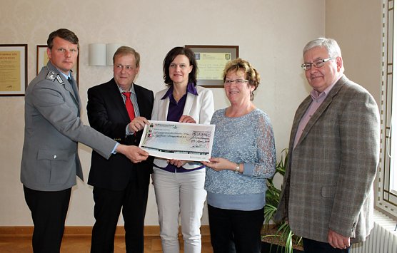 Spendengelder &uuml;bergeben (Foto: Karl-Heinz Herrmann)