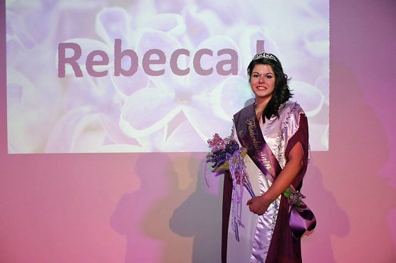 Von der Wahl der Fliederkönigin (Foto: Karl-Heinz Herrmann) Von der Wahl der Fliederkönigin (Foto: Karl-Heinz Herrmann)