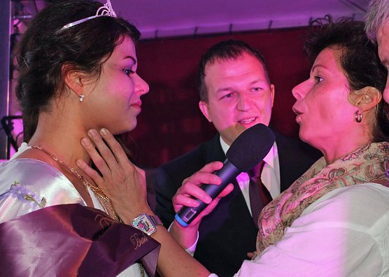 Von der Wahl der Fliederkönigin (Foto: Karl-Heinz Herrmann) Von der Wahl der Fliederkönigin (Foto: Karl-Heinz Herrmann)