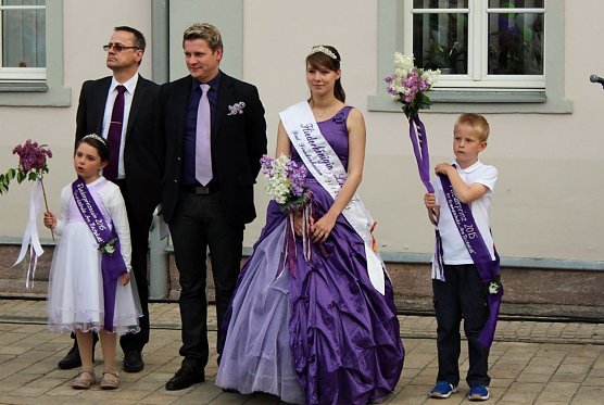 Von der Wahl der Fliederkönigin (Foto: Karl-Heinz Herrmann) Von der Wahl der Fliederkönigin (Foto: Karl-Heinz Herrmann)