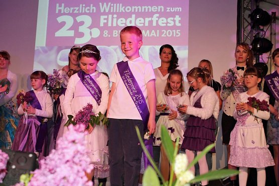 Von der Wahl der Fliederkönigin (Foto: Karl-Heinz Herrmann) Von der Wahl der Fliederkönigin (Foto: Karl-Heinz Herrmann)