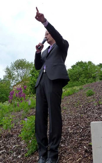 Fliederbaum an neuem Ort gepflanzt (Foto: Privat)