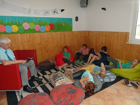 Selle im Leseclub (Foto: Mehrgenerationenhaus Ro&szlig;leben)