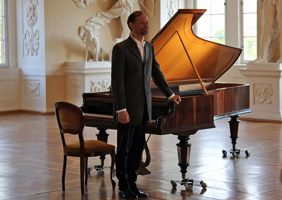 Enrico Pace am Liszt-Fl&uuml;gel (Foto: Karl-Heinz Herrmann)