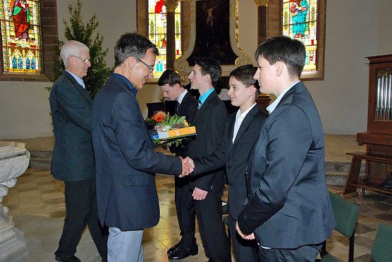 Konfirmation in der Unterkirche (Foto: Fotohaus Goebel – Bark / BFH) Konfirmation in der Unterkirche (Foto: Fotohaus Goebel – Bark / BFH)