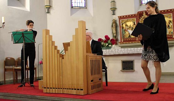 Stimmungsvoll Festlichkeiten eingeleitet (Foto: Karl-Heinz Herrmann) Stimmungsvoll Festlichkeiten eingeleitet (Foto: Karl-Heinz Herrmann)